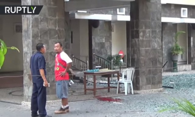 الانتحاريون من عائلة واحدة | تفجيرات انتحارية في 3 كنائس اندونيسية اثناء قداس الاحد
