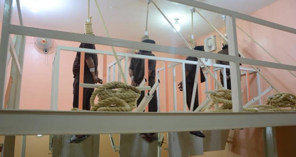 لاول مرة بالعراق | وزارة العدل تنشر صور اعدام 13 مدانا