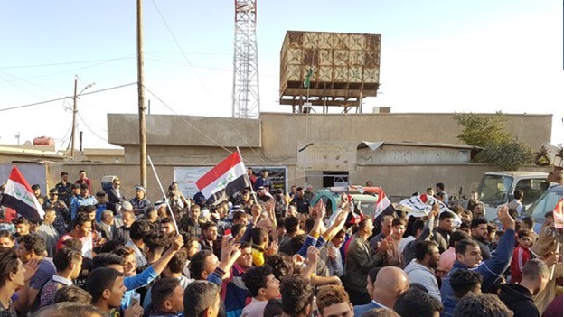 عشرات المتظاهرين يقطعون شارع الشيخ عمر وسط بغداد مطالبين بتوفير الكهرباء واخرى في البصرة تطالب بتوفير فرص تعيين