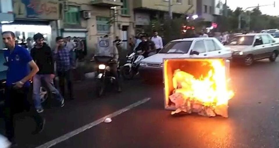 حرق صورة خامنئي باحد شوارع طهران
