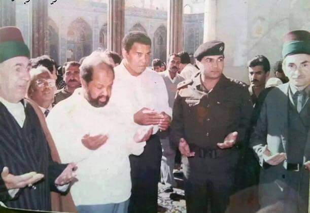 الملاكم محمد علي كلاي يزور ضريح #الحسين عام 1990