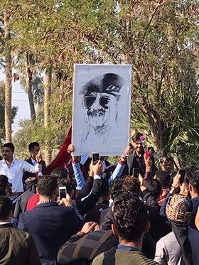 طلبة كلية زراعة الانبار يرفعون صورة صدام ويهتفون ياكاع ترابج كافوري