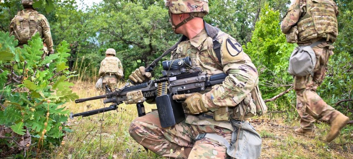 البنتاغون يستبدل رشاشاته M16 / M4 بعد فشلها بالعراق بنوع M249 ترجمة خولة الموسوي