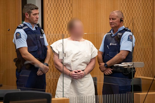رجل يصدم سيارته بباب احد المساجد في كوينزلاند بنيوزلندا الان ويتلفظ بشتائم بحق المصلين