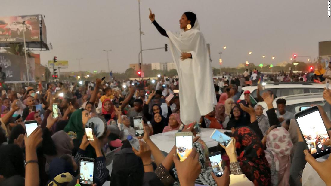 اعتقال 100 مسؤول سوداني واغلاق الحدود
