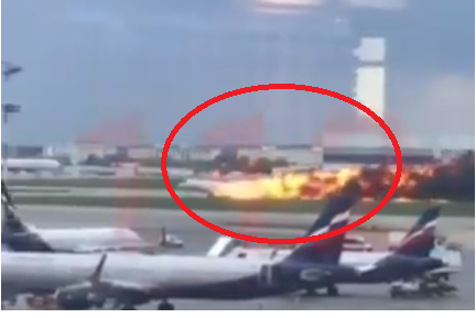 قتلى وجرحى بحريق طائرة ركاب بموسكو خلال تنفيذها هبوطا اضطراريا (بالفيديو)