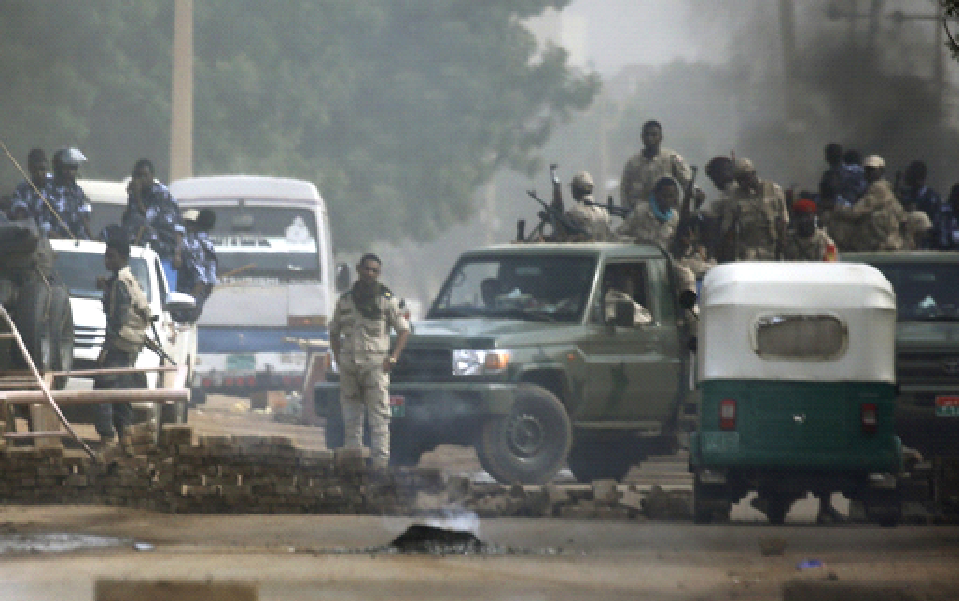 مقتل 35 متضاهراً في السودان بمحاولة للجيش لفض الاعتصام