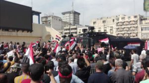  صورا لوصول عشرات المتظاهرين الى ساحة التحرير وسط بغداد