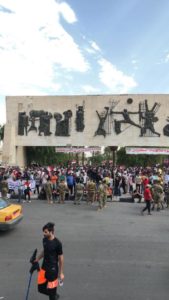 صورا لوصول عشرات المتظاهرين الى ساحة التحرير وسط بغداد