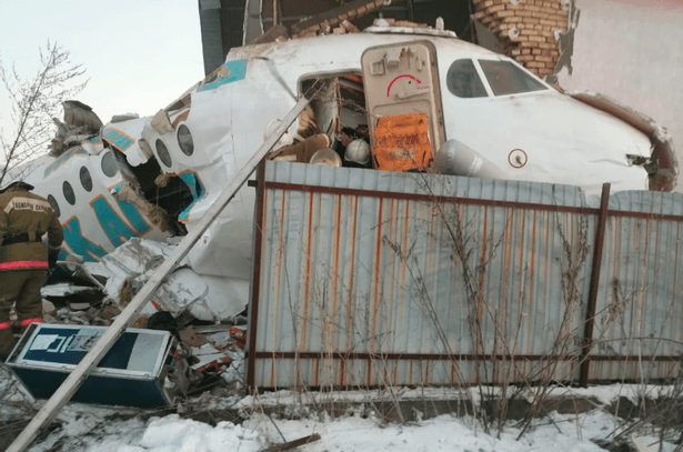 تحطم طائرة على متنها 100 راكب بالقرب من مطار ألماتي في كازاخستان