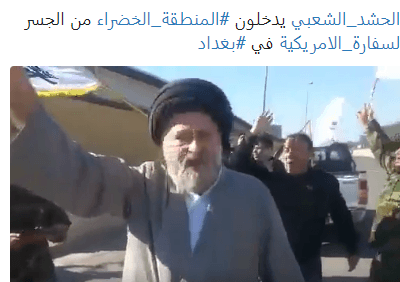 رئيس اتحاد الاذاعات الاسلامية يقود عشرات من اتباعه امام السفارة الامريكية ببغداد