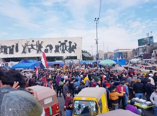 الدفاع يوجه الجيش بمحاصرتهم !برعاية شبيه عمر المختار ترليونية المتظاهرين في ساحة التحرير بعد 100 يوم