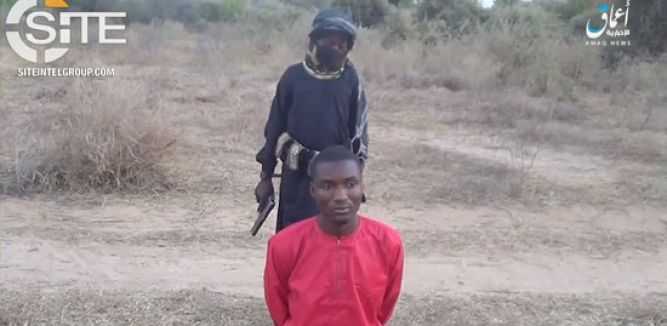 طفل نيجيري من داعش الارهابي ينفذ الاعدام بحق مسيحي رميا بالرصاص