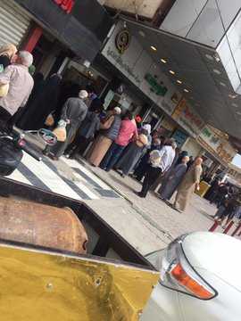 المتقاعدون في بغداد يستلمون رواتبهم.بدون كمامات وبازدحام شديد الصورة اليوم.