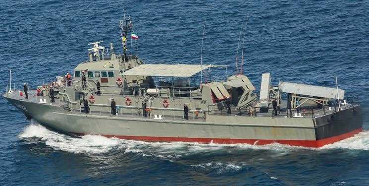 قصف خطأ لمدمرة ايراينية لسفينة حربية إيرانية وأنباء عن مقتل العشرات