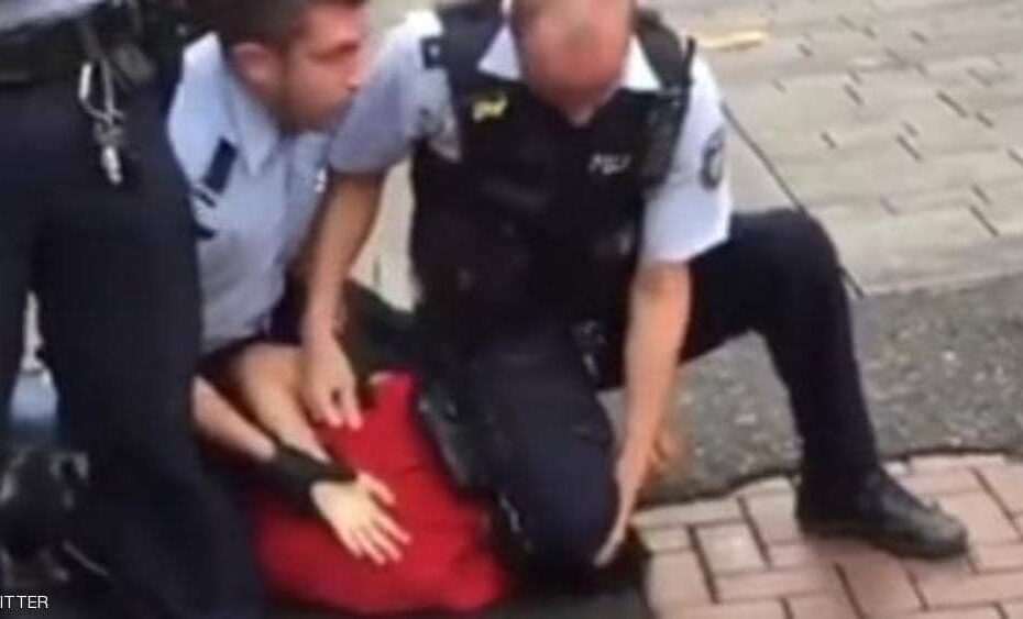 المانيا .... ظهور مقطع فيديو لرجل شرطة يحتجز شابا قاصرا وهو جاثم على رقبته