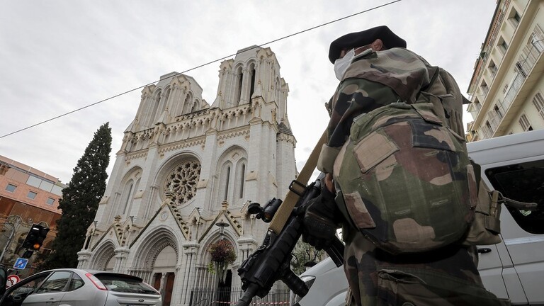 هجوم بسكين يستهدف عنصرا من الشرطة في مدينة رامبوييه جنوب باريس