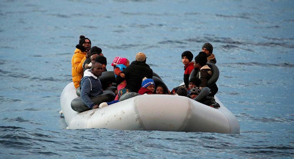 انقاذ مهاجرين غير شرعيين من جنسيات مختلفة في عرض البحر
