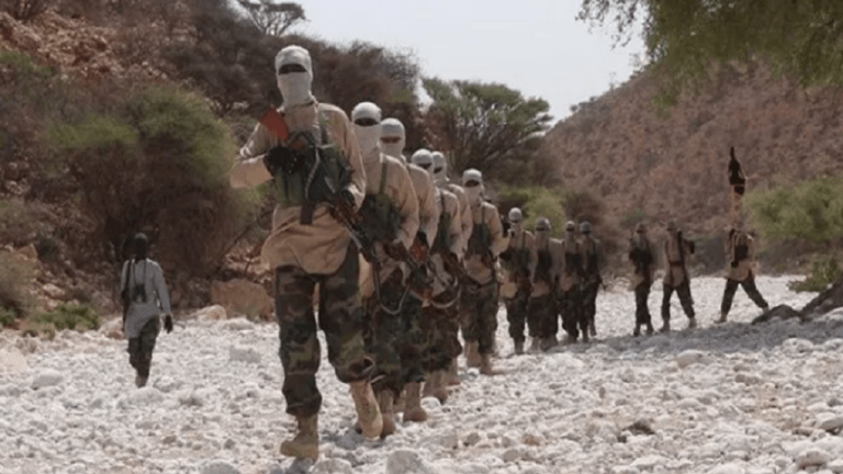 مقتل ( 15 ) جنديا جراء استيلاء مسلحي “الشباب” على قاعدة للجيش وسط الصومال