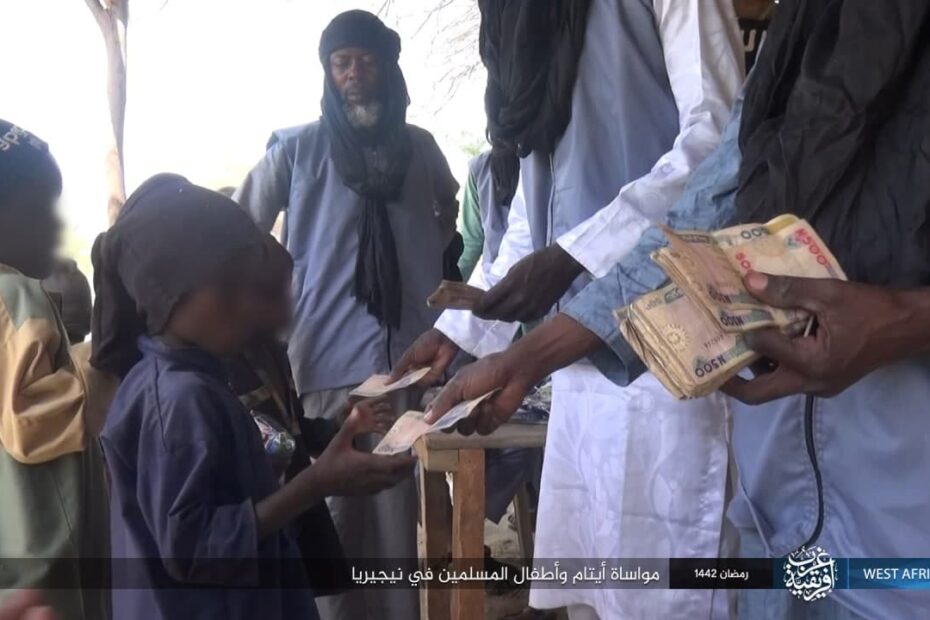 داعش الارهابي يبث صورا على كوكل الامريكي يوزع الزكاة في افريقيا