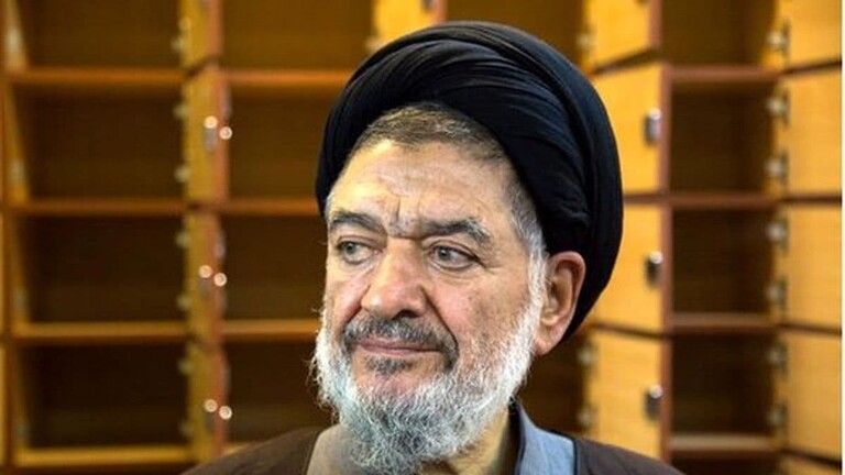 وفاة وزير الداخلية الايراني على أكبر محتشمي بور الاثنين
