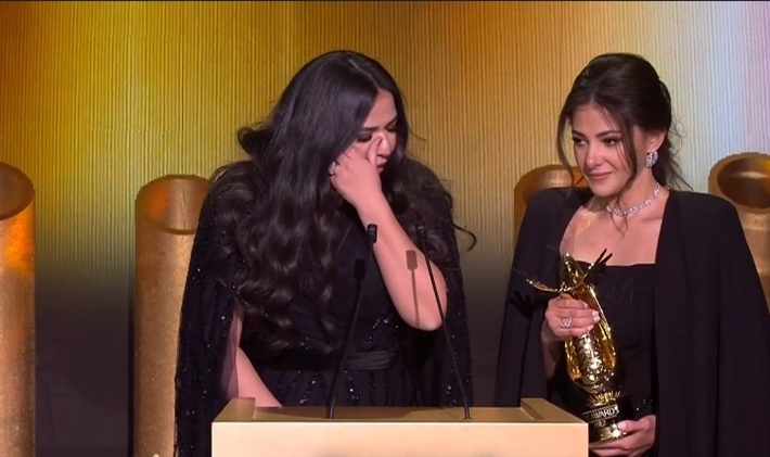 كيف ردت أيمي سمير غانم على لحظة تكريم والديها في Joy Awards