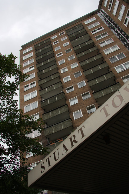 صورة لمبني ستوارت تاور بمنطقة مايدا فالي غرب لندن، حيث وقعت الحادثة