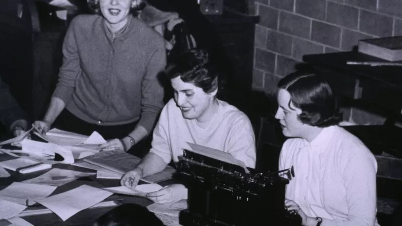 مادلين وهي تعمل في الصحيفة الجامعية عام 1958