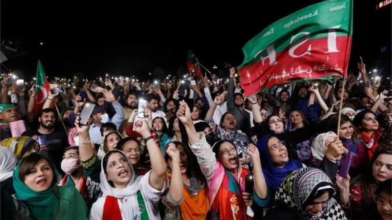 باكستان : لماذا سقط صاحب الشخصية الكاريزمية عُمران خان ؟