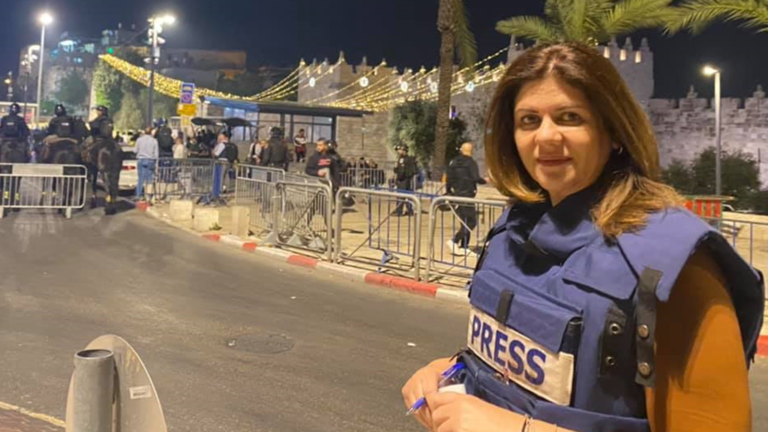 صورة عندما تصبح شيرين أبو عاقلة خبرآ عاجلا … أين ألمنظمات التي تدعي حماية الصحفيين ؟