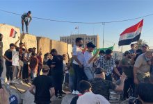 صورة المتظاهرون في بغداد يقتحمون بوابات المنطقة الخضراء ودعوة الى ضبط النفس