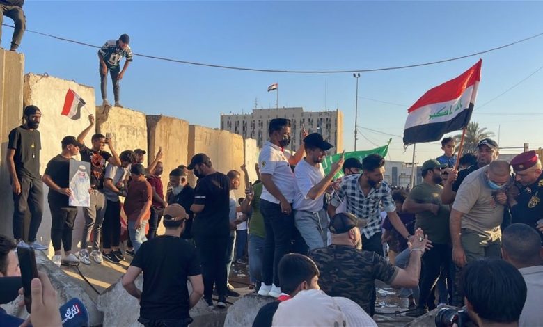 صورة المتظاهرون في بغداد يقتحمون بوابات المنطقة الخضراء ودعوة الى ضبط النفس